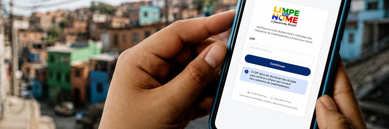 Pessoa acessando a plataforma Desenrola Brasil no celular